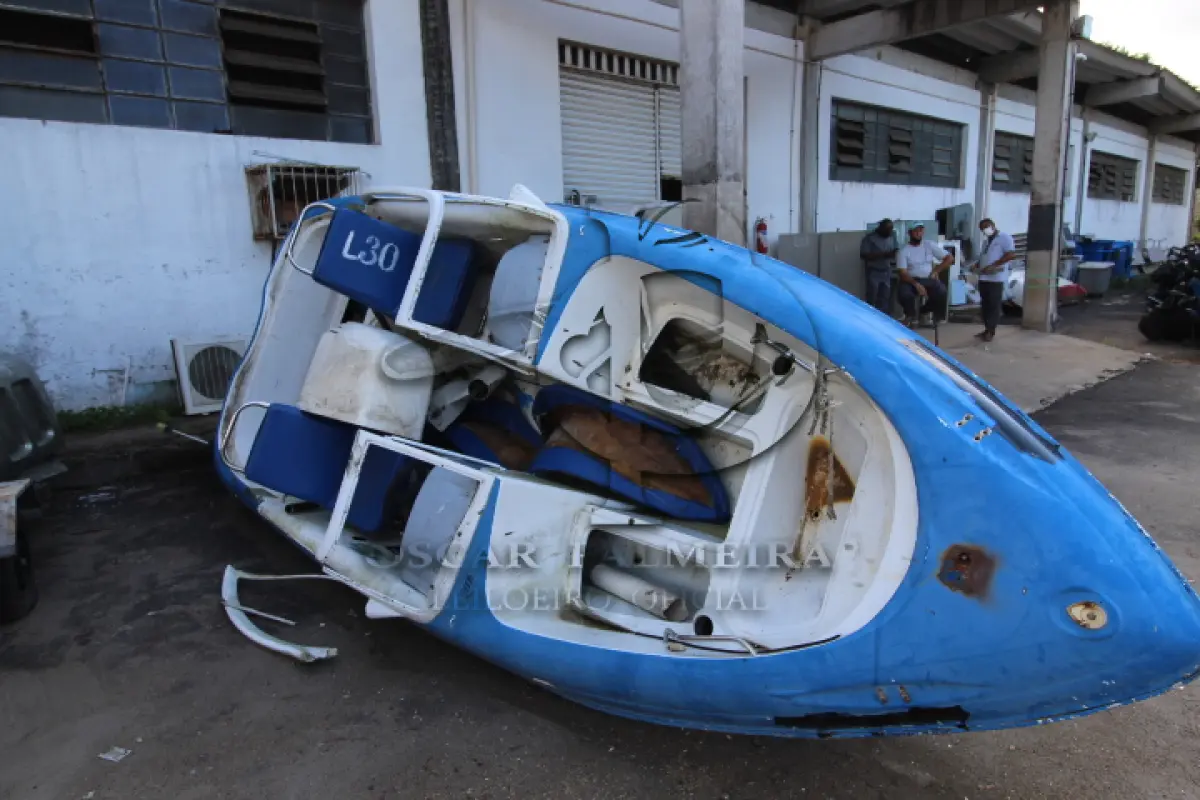 LOTE 030 - DIVERSOS MATERIAIS DE USO DIVERSOS COMPOSTO DE: SUCATA DE LANCHA PARA PATRULHAMENTO AQUÁTICO