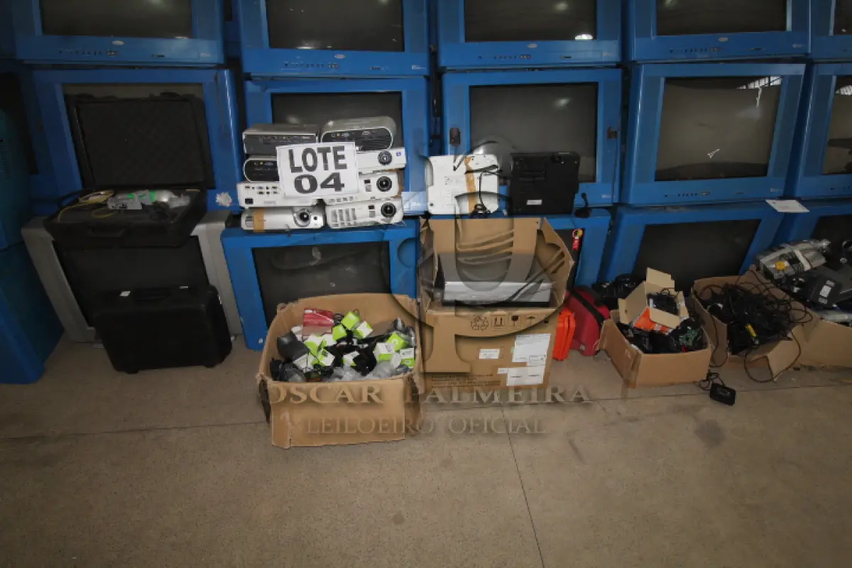 LOTE 004 - DIVERSOS MATERIAIS DE ESCRITÓRIO COMPOSTO DE: MONITORES EDUCACIONAIS, CAMERAS FOTOGRAFICAS, APARELHOS DE GPS, SISTEMA DE DECODIFICACAO, PROJETOR DE SLIDES, CAMERA DE BUSCA E RESGATE EM ESCOMBROS, RASTREADORES PORTÁTEIS, APARELHOS MULTIMÍDIA, FILMADORAS, CAMERAS PARA CIRCUITO, COLETORES DE DADOS, APARELHOS EXPLOSIMETRO, GRAVADOR DE DVD, MEGOMETRO DIGITAL