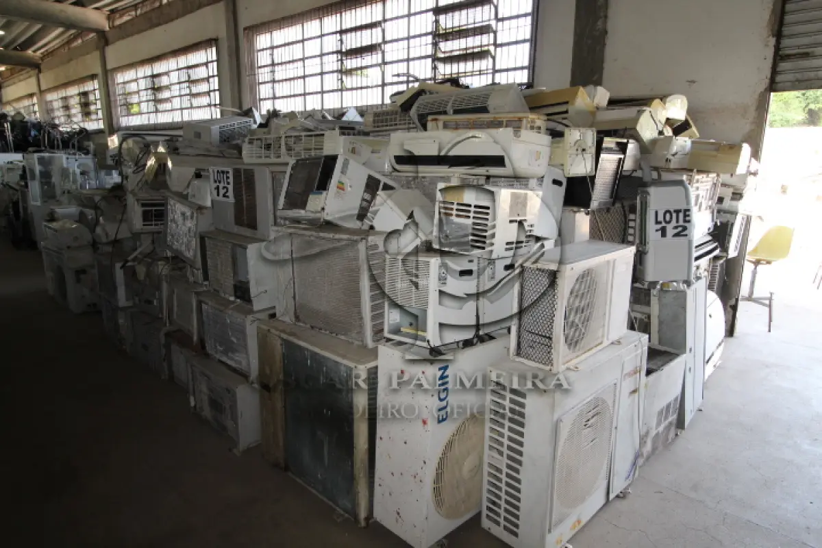 LOTE 012 - DIVERSOS MATERIAIS DE ESCRITÓRIO COMPOSTO DE: CONDICIONADORES DE AR, CONDENSADORAS, CLIMATIZADORES, EVAPORADORAS