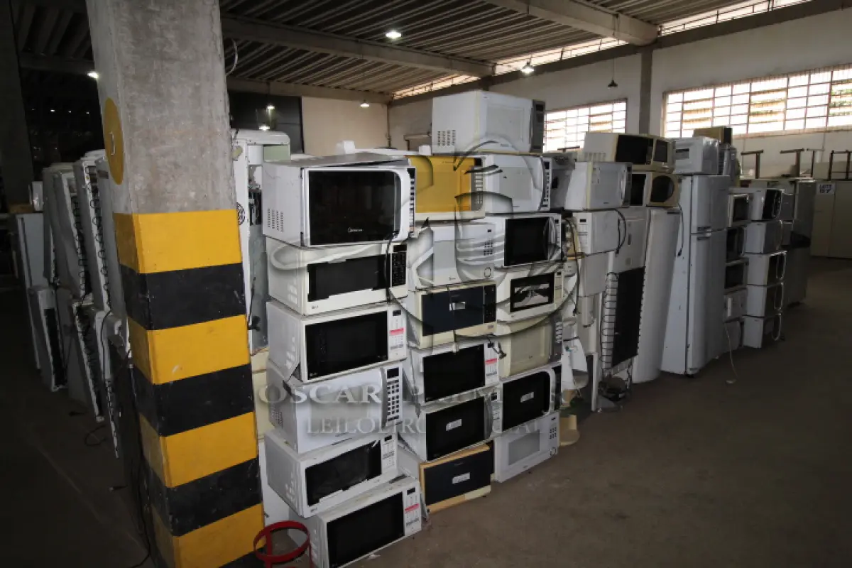 LOTE 008 - DIVERSOS MATERIAIS DE ESCRITÓRIO COMPOSTO DE: FORNOS DE MICROONDAS, REFRIGERADORES, BEBEDOUROS, CAFETEIRAS INDUSTRIAIS, PURIFICADORES DE ÁGUA, FRIGOBARES, FREEZERES, LIQUIDIFICADORES INDUSTRIAIS, FOGÕES, REFRESQUEIRA ELÉTRICA, DESCASCADOR DE LEGUMES INDUSTRIAL