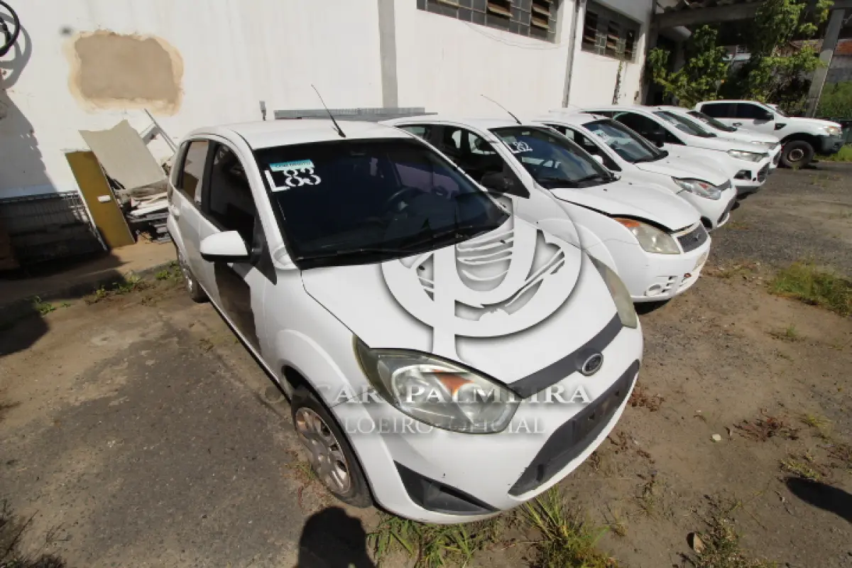 LOTE 083 - VEÍCULO; MARCA/MODELO: FORD/FIESTA 1.6 FLEX FAB/MOD: 2013/2014 PLACA: OUJ2475 CHASSI: 9BFZF55P3E8018368
