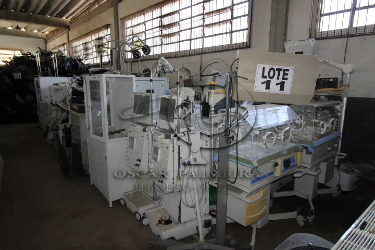 LOTE 011 - DIVERSOS MATERIAIS HOSPITALARES COMPOSTO DE: FOCOS DE LUZ, TENSIOMETROS, BALANÇAS, CADEIRAS DE RODAS, RELÓGIOS PARA LABORATÓRIOS, AUTOCLAVES, SISTEMA DE COMPRESSÃO PARA AUXÍLIO AO RETORNO VENOSO, APARELHOS NEGATOSCÓPIO, ASPIRADOR CIRÚRGICO, OXIMETROS DE PULSO, OSCILOSCÓPIOS ANALÓGICOS, CARROS DE RAIO X, NEGATOSCÓPIOS, APARELHO DE HEMODIÁLISE, POLTRONA PARA HEMODIÁLISE, BERÇOS, CENTRÍFUGA, CARRO DE ANESTESIA, MONITORES PARA MONITORIZAÇAO DE PACIENTE, CAIXAS CIRUÚRGICAS, ARMÁRIOS VITRINE, CADEIRAS DE BANHO, APARELHO DE ULTRA-SOM, MONITOR MULTIPARAMETRICO, MESA HOSPITALAR AUXILIAR