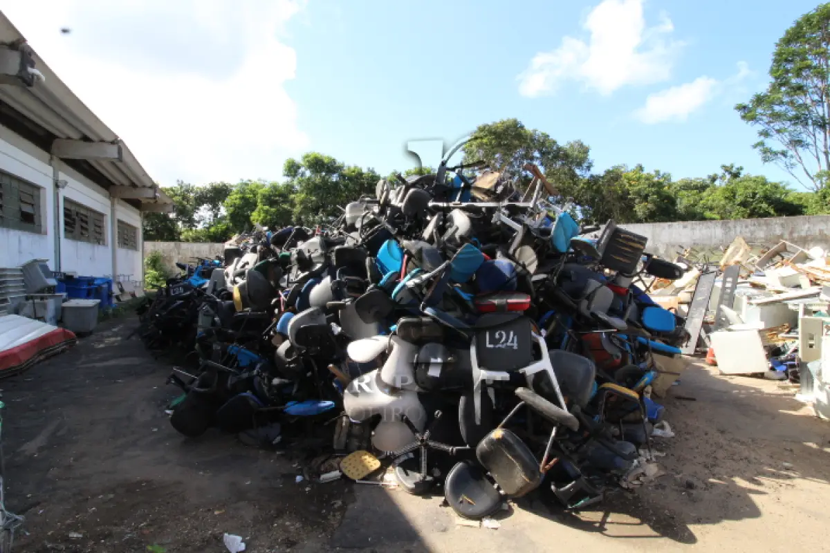 LOTE 024 - DIVERSOS MATERIAIS DE ESCRITÓRIO COMPOSTO DE: SOFÁS, LONGARINAS, POLTRONAS, CADEIRAS FIXAS, CADEIRAS GIRATORIAS, CADEIRAS PLASTICAS, CADEIRAS ESCOLARES