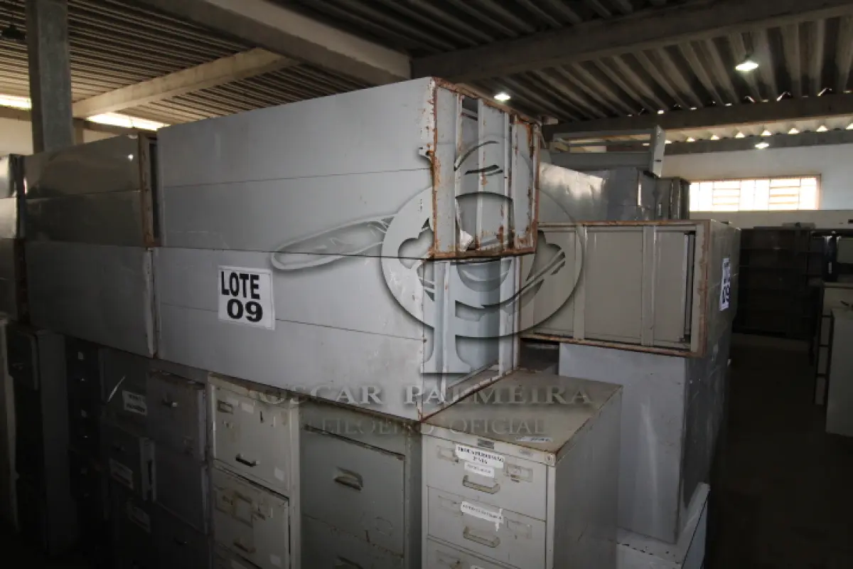 LOTE 009 - DIVERSOS MATERIAIS DE ESCRITÓRIO COMPOSTO DE: ARQUIVOS EM AÇO, ESTANTES EM AÇO