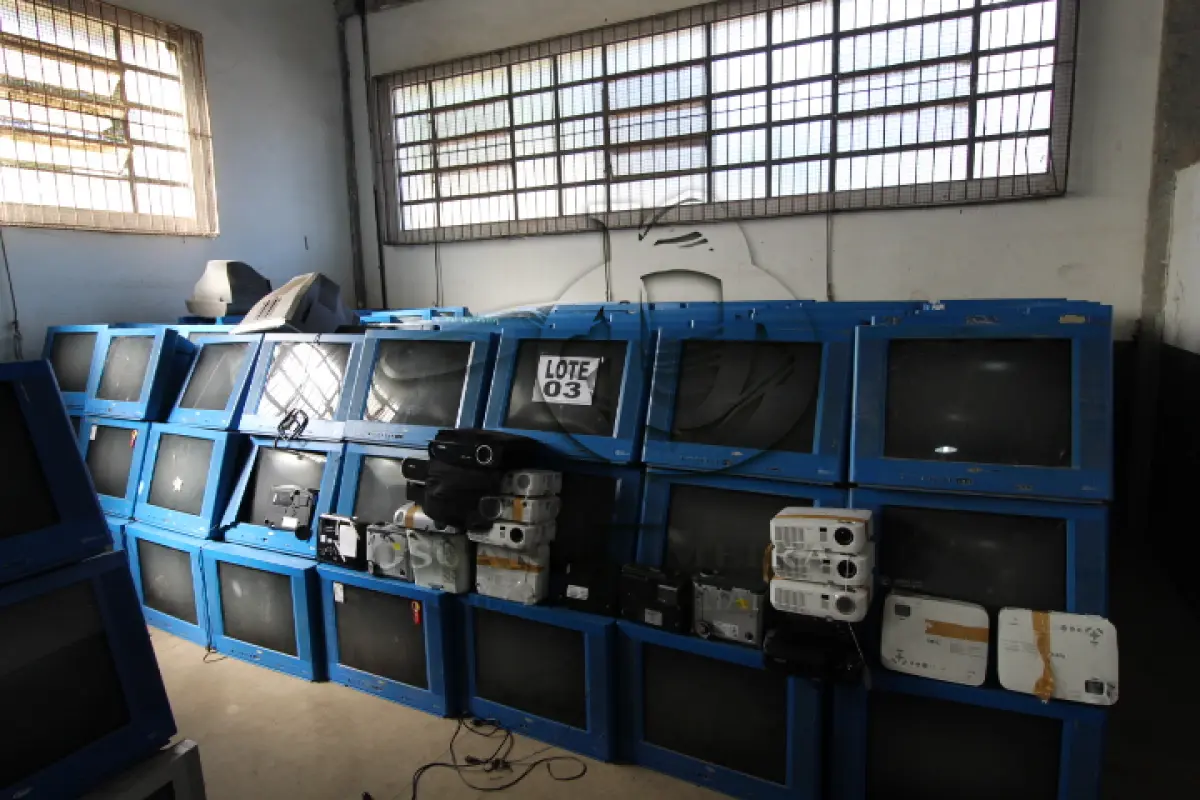 LOTE 003 - DIVERSOS MATERIAIS DE ESCRITÓRIO COMPOSTO DE:MONITORES EDUCACIONAIS, APARELHOS MULTIMÍDIA