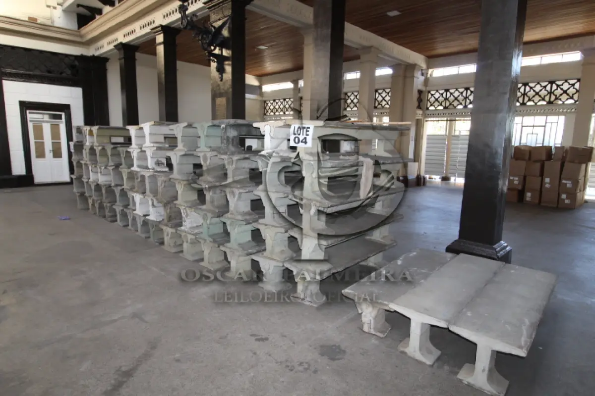 LOTE 004 - DIVERSOS MATERIAIS DE PRÉ-MOLDADOS COMPOSTO DE: BANCOS DE CIMENTO PRÉ-MOLDADOS