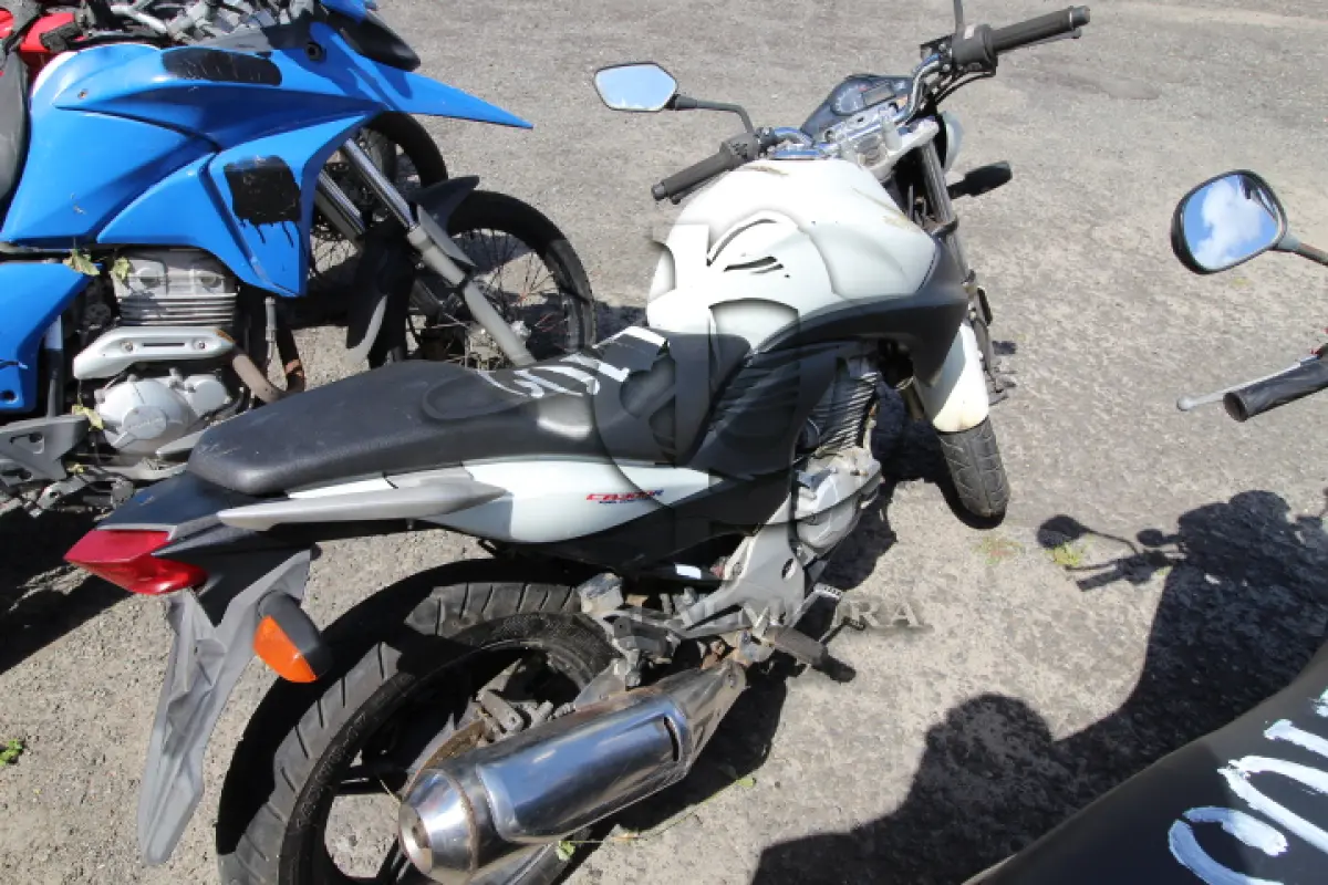 LOTE 102 - VEÍCULO; MARCA/MODELO: HONDA/CB 300R FAB/MOD: 2012/2012 PLACA: OLB0278 CHASSI: 9C2NC4310CR074090