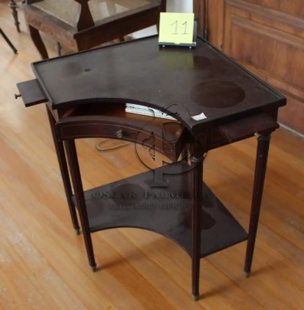 LOTE 011 - MESA DE CANTO