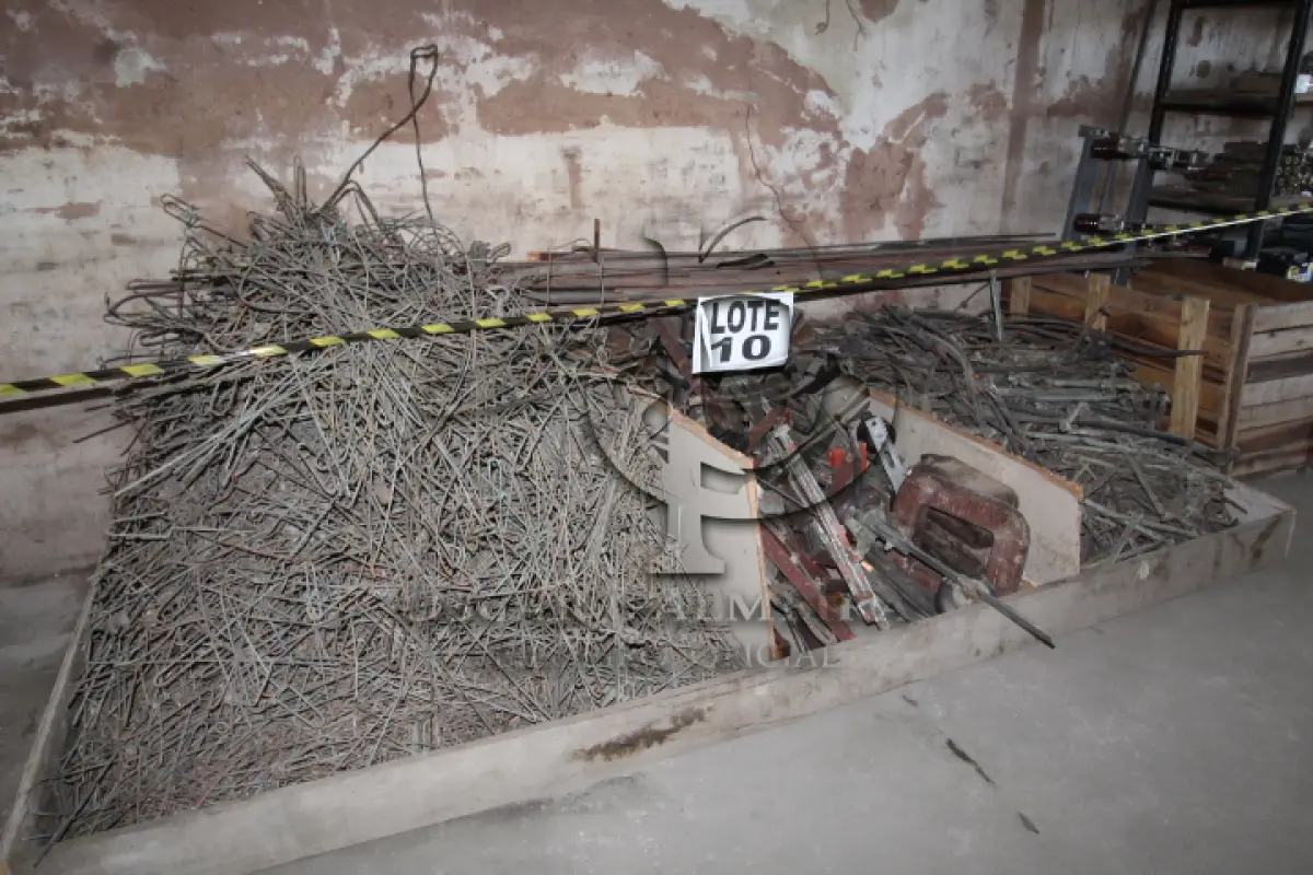 LOTE 010 - DIVERSOS MATERIAIS DE COBRE/FERRO/ALUMÍNIO COMPOSTO DE: CABOS DIVERSOS REVESTIDOS, ESTANTE, BIBINAS PARA MOTORES, TUBOS EM ALUMÍNIO, ESTICADORES EM FERRO, BUZINAS PARA TREM, EMENDAS, ESPAÇADORES, GARRAS, MANGUEIRAS, SAÍDAS DE COMPRESSOR, TOMADAS STECK, TRAVAS EM COBRE, PARAFUSOS, CHAVES SECCIONADORAS, FIO DE CONTATO, CABOS MENSAGEIROS, CABOS ENCAPADOS E SUSPENSORIOS, CILINDROS PARA COMPRESSOR, PISTÕES, COXINS, MANILHAS, PORTA ESCOVAS, TOMADAS, SWITCHS SISTEMA X, SUPORTES PARA LÂMPADAS, ELOS FUSÍVEIS, BARRAS CHATAS DE COBRE