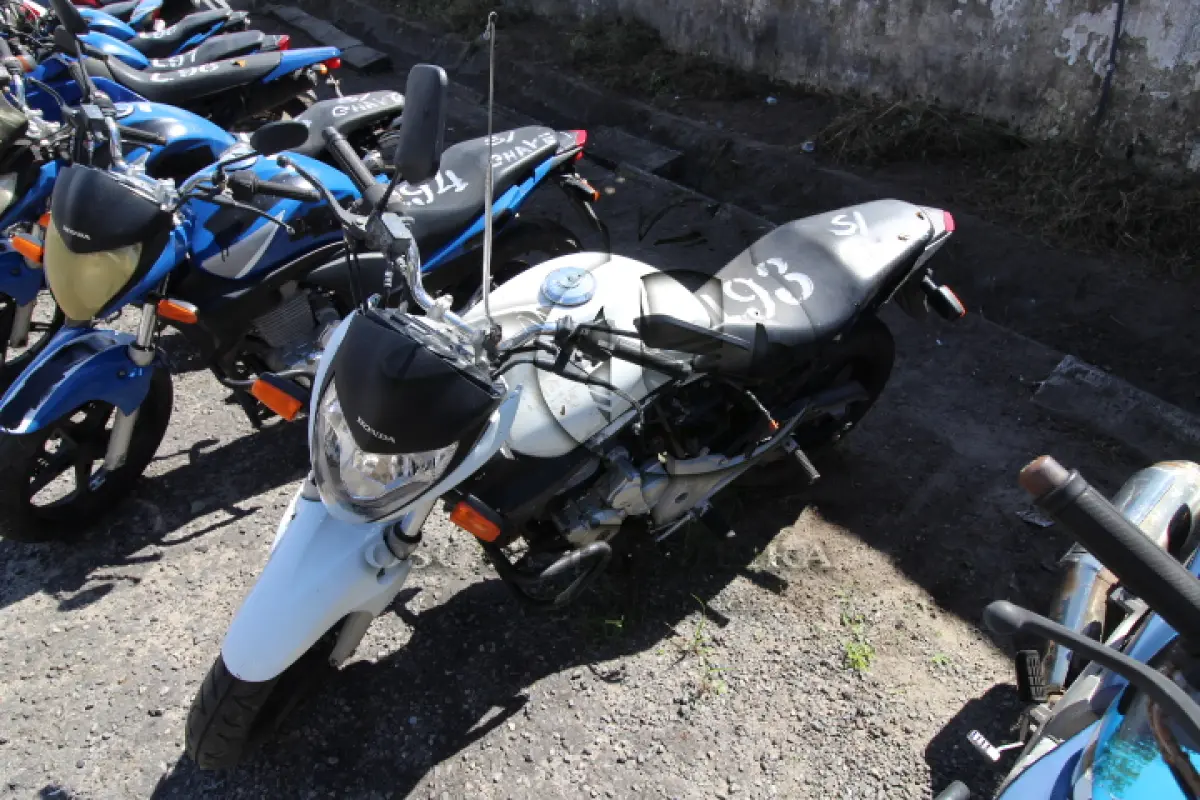 LOTE 093 - VEÍCULO; MARCA/MODELO: HONDA/CB 300R FAB/MOD: 2012/2012 PLACA: OLB8316 CHASSI: 9C2NC4310CR070377