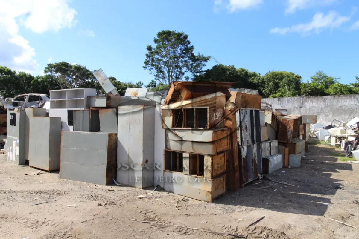 LOTE 026 - DIVERSOS MATERIAIS DE ESCRITÓRIO COMPOSTO DE: ARMÁRIOS EM AÇO, ARQUIVOS EM AÇO, ESTANTES EM AÇO