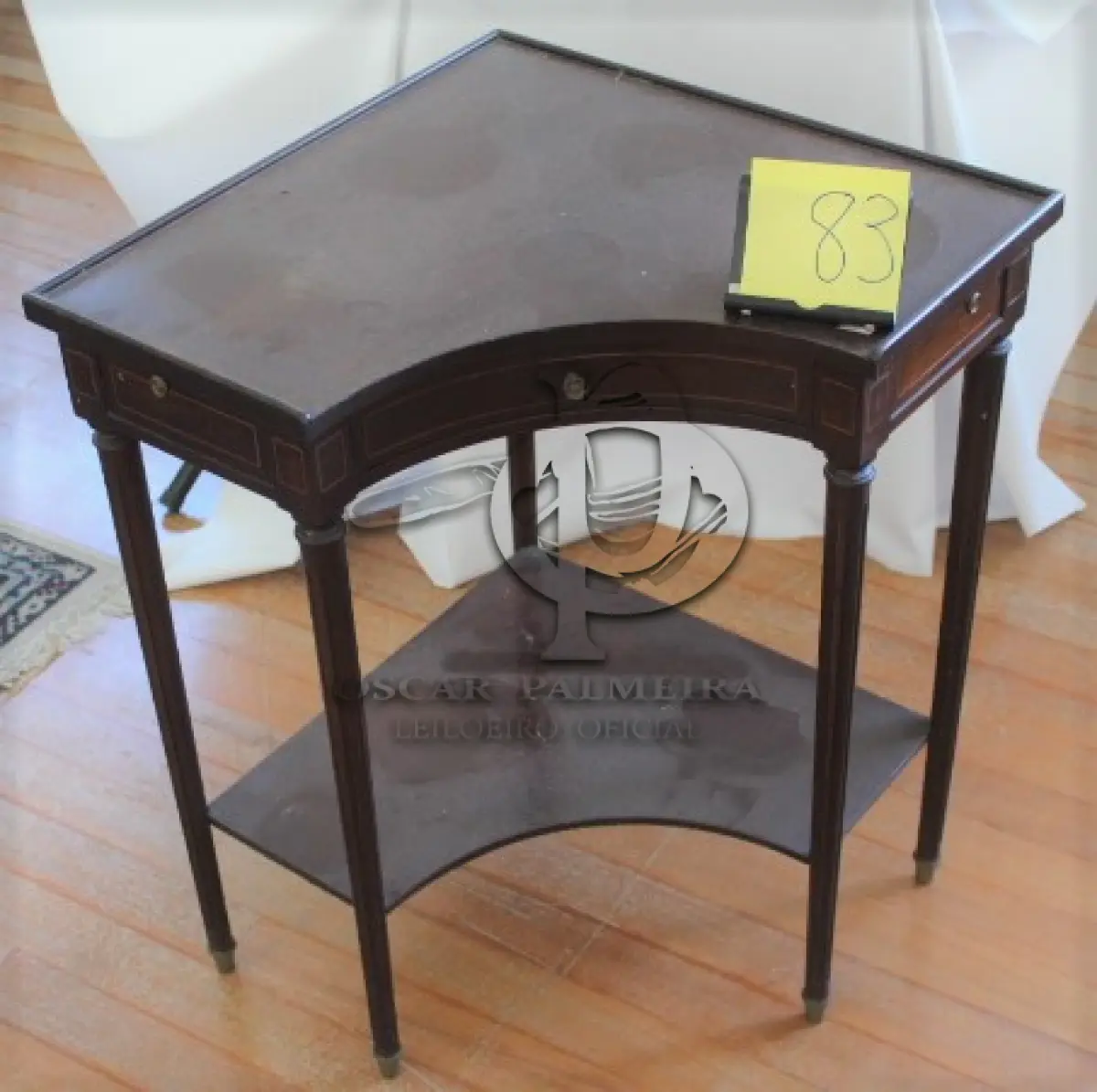 LOTE 083 - MESA DE CANTO