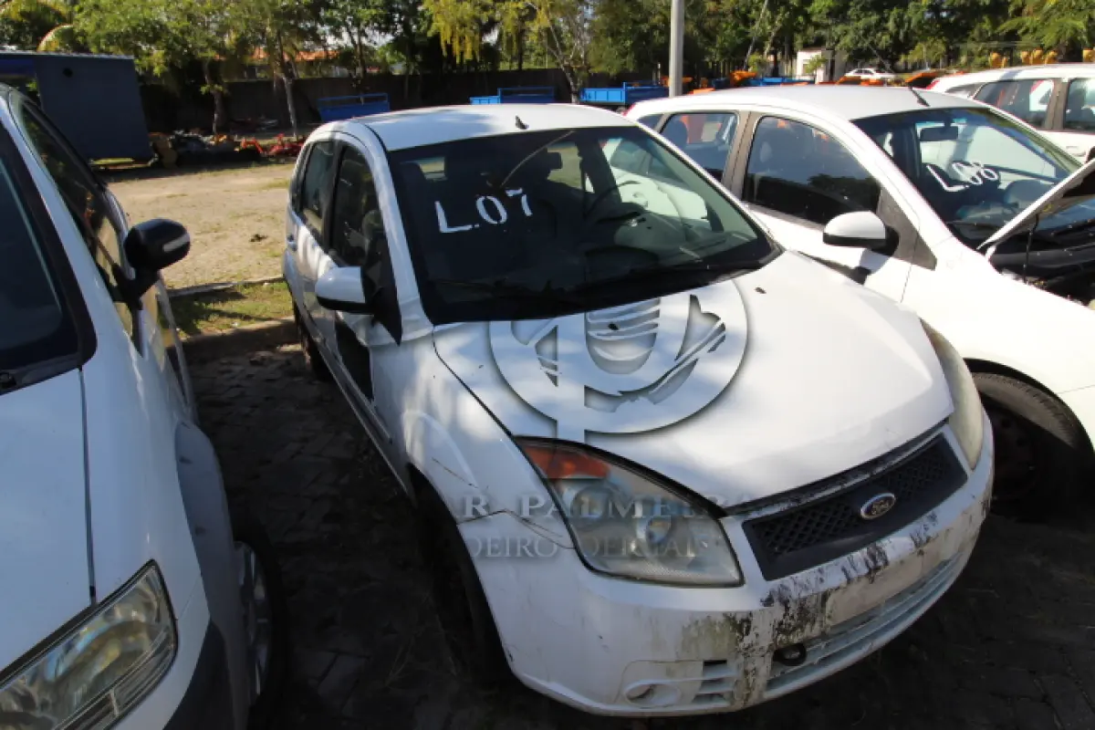 LOTE 007 - VEÍCULO: MARCA/MODELO: FORD/FIESTA 1.6 FLEX; FAB/MOD: 2009/2009; PLACA: JSL2317; CHASSI: 9BFZF55P798434252