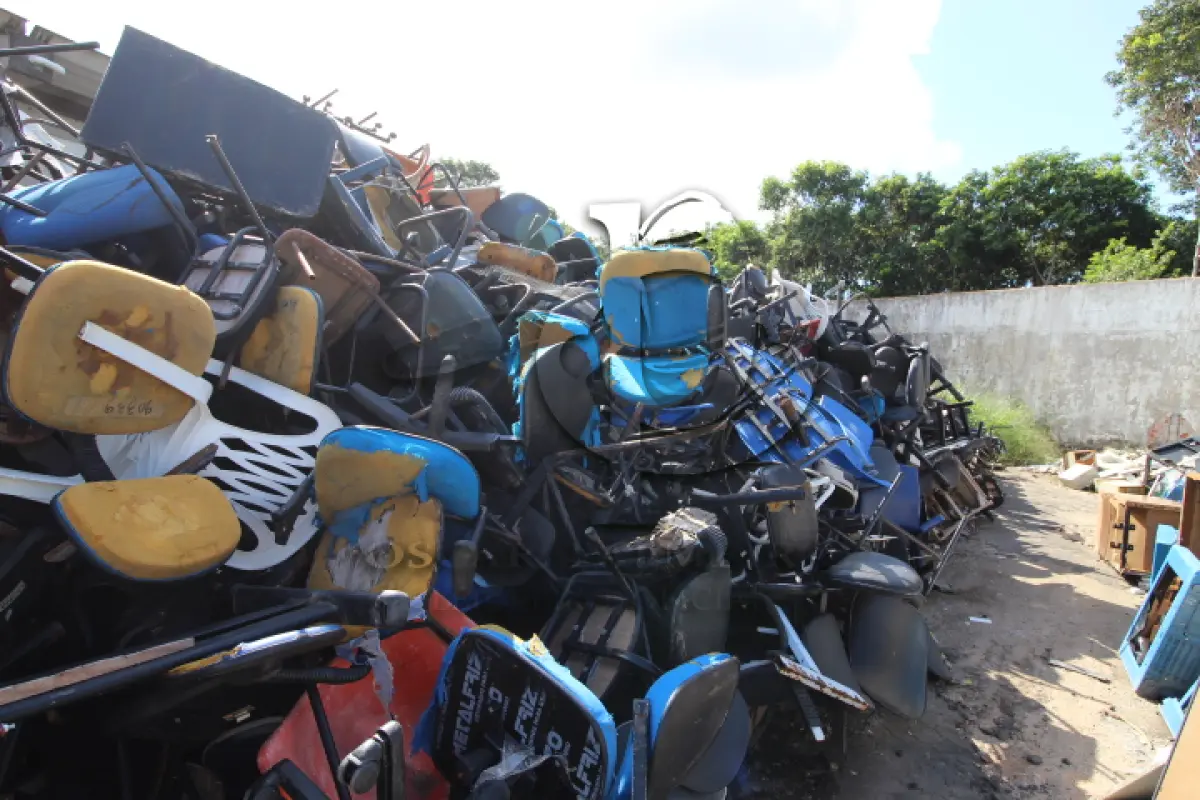 LOTE 024 - DIVERSOS MATERIAIS DE ESCRITÓRIO COMPOSTO DE: SOFÁS, LONGARINAS, POLTRONAS, CADEIRAS FIXAS, CADEIRAS GIRATORIAS, CADEIRAS PLASTICAS, CADEIRAS ESCOLARES