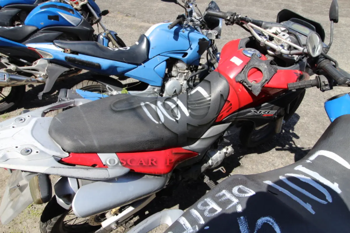 LOTE 100 - VEÍCULO; MARCA/MODELO: HONDA/XRE 300 FAB/MOD: 2010/2010 PLACA: NTN1504 CHASSI: 9C2ND0910AR020301