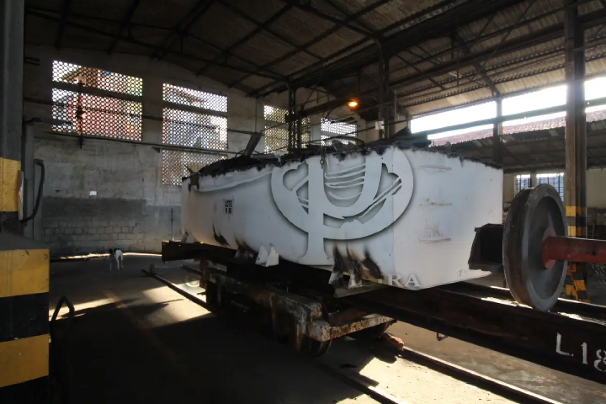 LOTE 018 - DIVERSOS MATERIAIS DE FERRO COMPOSTO DE:   PRANCHA FERROVIARIA, RODEIROS, SUCATA DIVERSAS DE FERRO