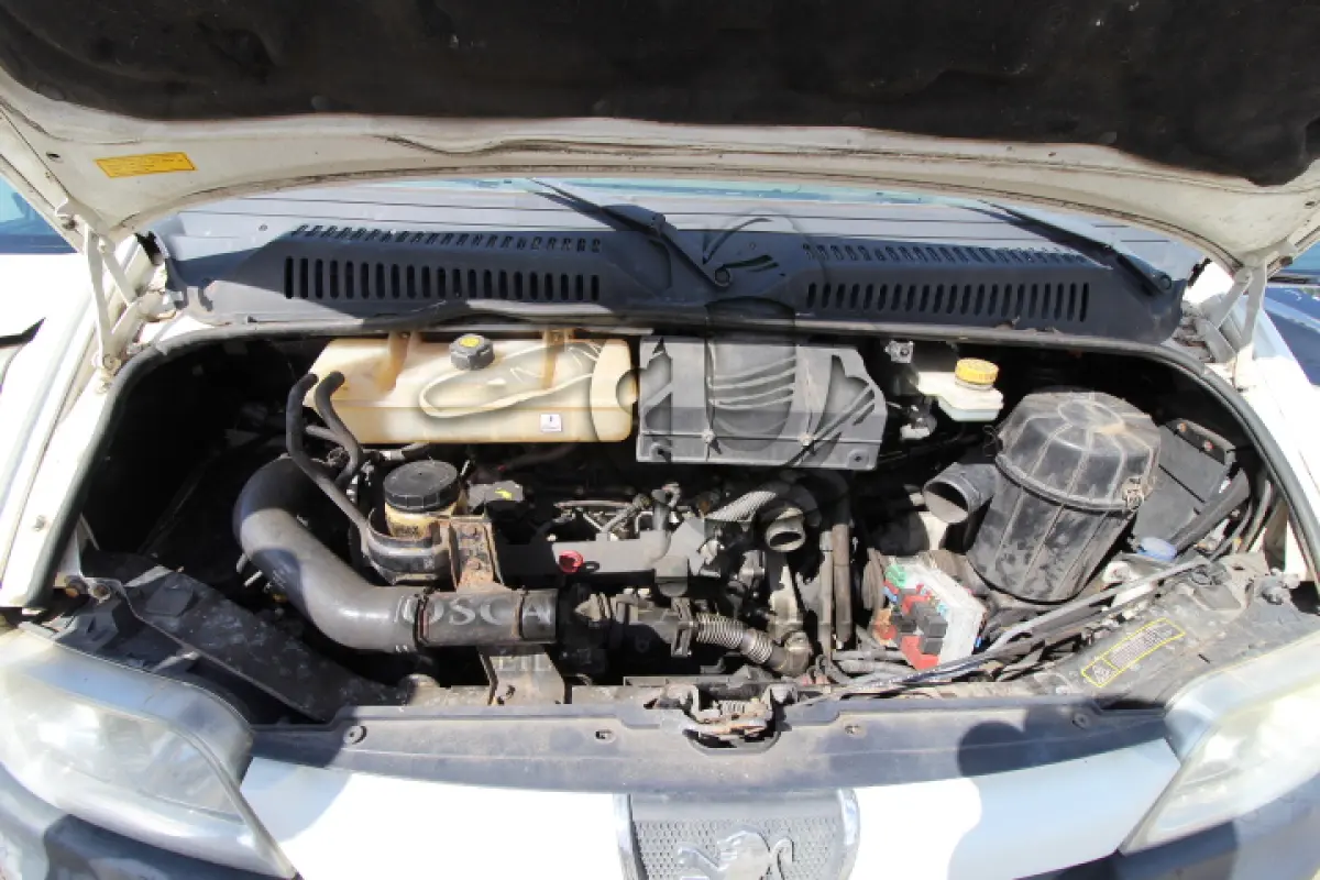 LOTE 050 - VEÍCULO; MARCA/MODELO: PEUGEOT/BOXER M330M 2.3 FAB/MOD: 2014/2014 PLACA: OZE4710 CHASSI: 936ZBWMMBE2133263