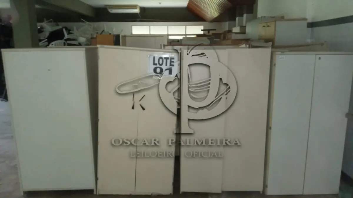 LOTE 001 - DIVERSOS MATERIAIS DE ESCRITÓRIO COMPOSTO DE:CADEIRAS FIXAS, CADEIRAS GIRATÓRIAS, POLTRONAS, MESAS REDONDAS, GAVETEIROS EM MADEIRA, ARMARIOS EM MADEIRA, MESAS PARA ESCRITORIO, CADEIRAS PLÁSTICAS, LONGARINAS, CADEIRAS EM MADEIRA, ARQUIVO EM MADEIRA