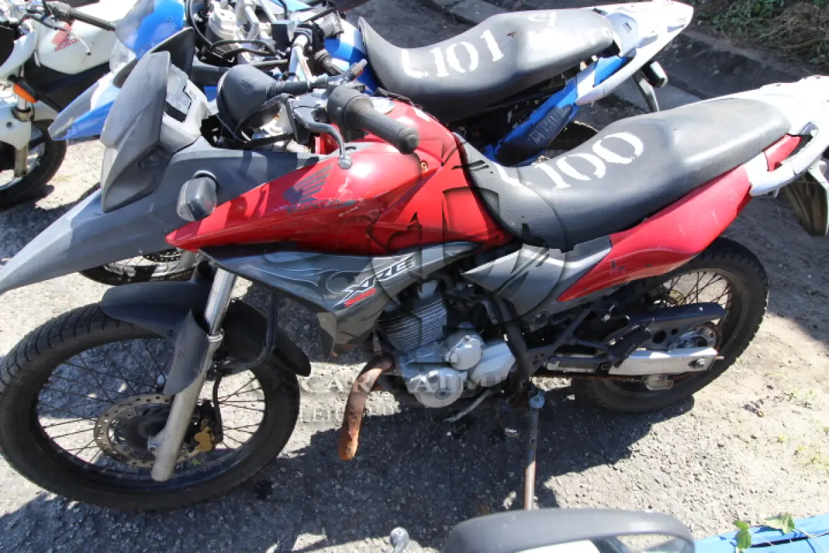 LOTE 100 - VEÍCULO; MARCA/MODELO: HONDA/XRE 300 FAB/MOD: 2010/2010 PLACA: NTN1504 CHASSI: 9C2ND0910AR020301