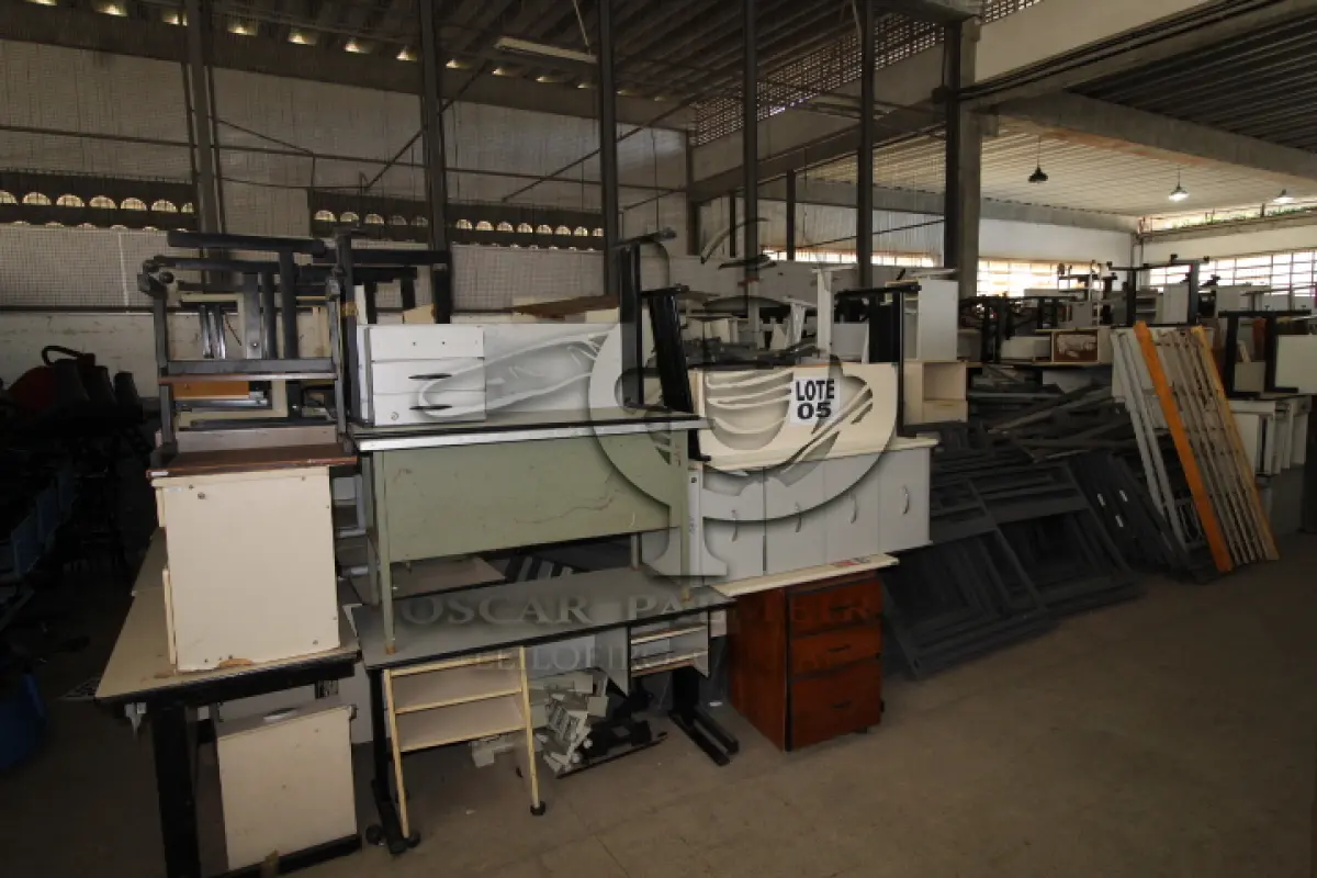 LOTE 005 - DIVERSOS MATERIAIS DE ESCRITÓRIO COMPOSTO DE: GAVETEIROS EM MADEIRA, SUPORTES PARA CPU, BELICHES EM AÇO, MESAS PARA ESCRITÓRIO, MESAS PARA COMPUTADOR, DIVISÓRIAS, ARMÁRIOS EM MADEIRA, ESTAÇÃO DE TRABALHO EM MADEIRA, ARQUIVOS EM MADEIRA