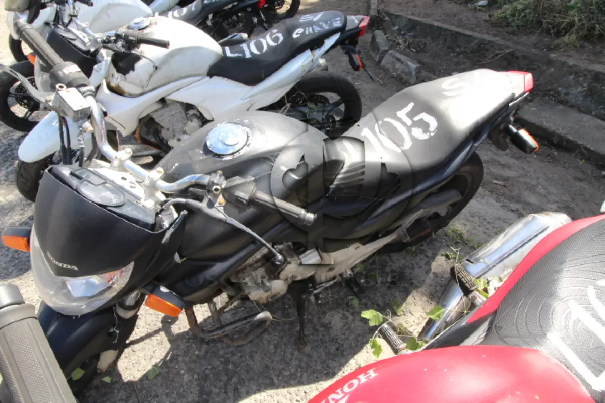 LOTE 105 - VEÍCULO; MARCA/MODELO: HONDA/CB 300R FAB/MOD: 2012/2012 PLACA: OLC9843 CHASSI: 9C2NC4310CR070470