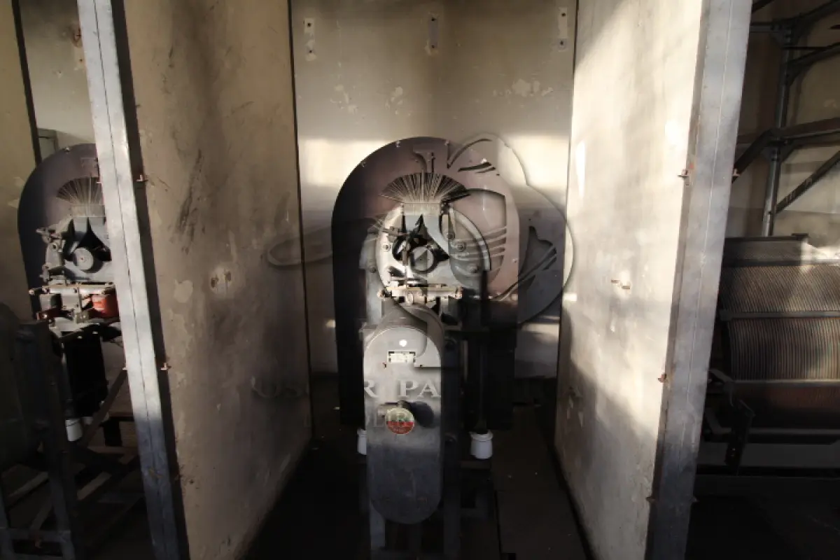 LOTE 004 - DIVERSOS MATERIAIS DE FERRO COMPOSTO DE:  TRANSFORMADORES, DISJUTORES, PAINEIS DE CONTROLE, ESTANTE RETIFICADORA, BOBINAS, FERROS DIVERSOS