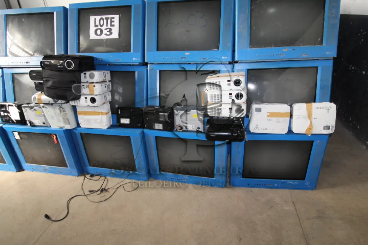 LOTE 003 - DIVERSOS MATERIAIS DE ESCRITÓRIO COMPOSTO DE:MONITORES EDUCACIONAIS, APARELHOS MULTIMÍDIA