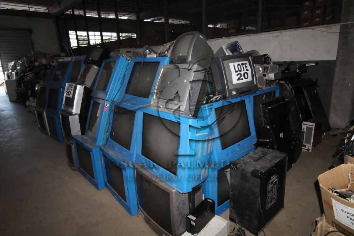 LOTE 020 - DIVERSOS MATERIAIS ELETRÔNICOS COMPOSTO DE: TELEVISORES, APARELHOS DE SOM, APARELHOS DE FAX, CALCULADORAS, APARELHOS DE DVD, ESTABILIZADORES, MONITORES EDUCACIONAIS, MÓDULOS CENÁRIOS, PEDESTAIS, TELAS DE PROJEÇÃO, MÁQUINAS DE ESCREVER, UNIDADE DE SINTONIA, RECEPTOR DE SINAIS VIA SATELITE