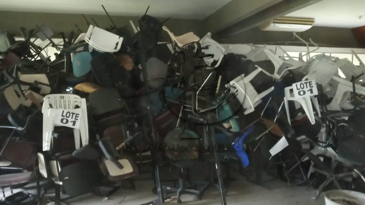 LOTE 001 - DIVERSOS MATERIAIS DE ESCRITÓRIO COMPOSTO DE:CADEIRAS FIXAS, CADEIRAS GIRATÓRIAS, POLTRONAS, MESAS REDONDAS, GAVETEIROS EM MADEIRA, ARMARIOS EM MADEIRA, MESAS PARA ESCRITORIO, CADEIRAS PLÁSTICAS, LONGARINAS, CADEIRAS EM MADEIRA, ARQUIVO EM MADEIRA