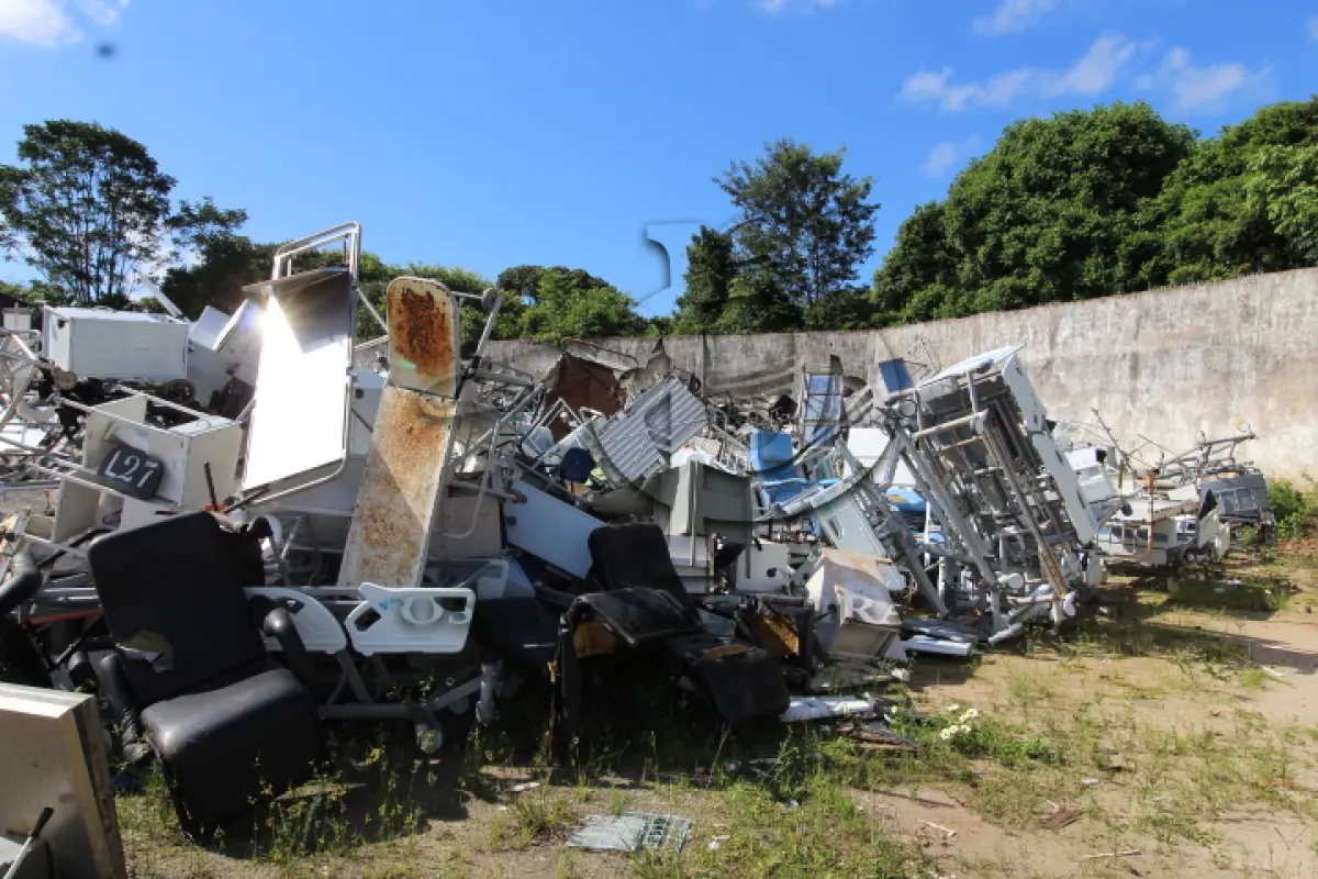 LOTE 027 - DIVERSOS MATERIAIS HOSPITALARES COMPOSTO DE: CADEIRAS DE RODAS, POLTRONAS RECLINÁVEIS, CADEIRAS DE BANHO, MACAS, BIOMBOS, NEGATOSCÓPIO, CAMAS, MESAS CABECEIRA, BERÇOS, MESA PARA ALTA CIRURGIA, ARMÁRIOS VITRINE, ESCADAS