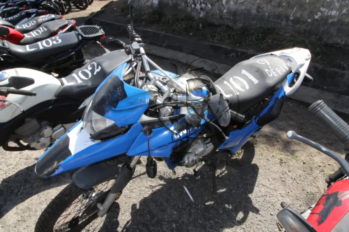 LOTE 101 - VEÍCULO; MARCA/MODELO: HONDA/XRE 300 FAB/MOD: 2013/2013 PLACA: OUN7582 CHASSI: 9C2ND1110DR013238