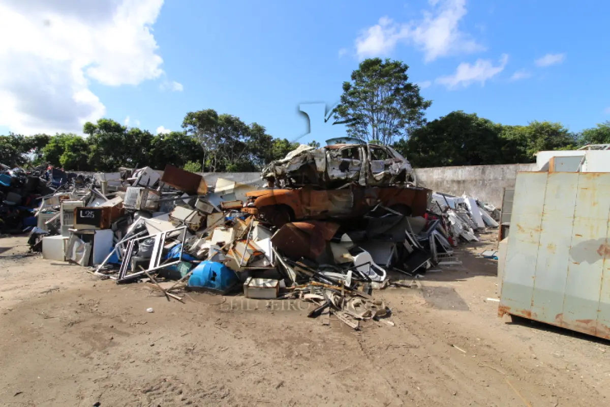 LOTE 025 - SUCATAS FERROSA COMPOSTA DE: REFRIGERADORES, FOGÕES, CONDICIONADORES DE AR, TELEVISORES, CPU'S, FORNOS DE MICROONDAS, MONITORES, CONDENSADORAS, CAIXA HERMÉTICA, ESTANTES EM AÇO, ARMÁRIOS EM AÇO, MESAS PARA REFEITÓRIO, BELICHES, RACKS, BEBEDOUROS, FRIGOBARES, CENTRAL DE AR, CARROCERIA DE FIESTA GLX, CHASSI 9BFNGZFHA1B349837, CARROCERIA DE COURIER RONTAN, CHASSI 9BFZC52P7CB913147, MOTORES SEM CONDIÇÃO DE UTILIZAÇÃO