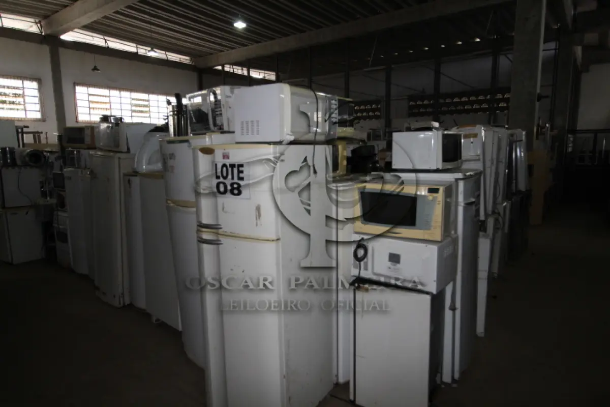 LOTE 008 - DIVERSOS MATERIAIS DE ESCRITÓRIO COMPOSTO DE: FORNOS DE MICROONDAS, REFRIGERADORES, BEBEDOUROS, CAFETEIRAS INDUSTRIAIS, PURIFICADORES DE ÁGUA, FRIGOBARES, FREEZERES, LIQUIDIFICADORES INDUSTRIAIS, FOGÕES, REFRESQUEIRA ELÉTRICA, DESCASCADOR DE LEGUMES INDUSTRIAL