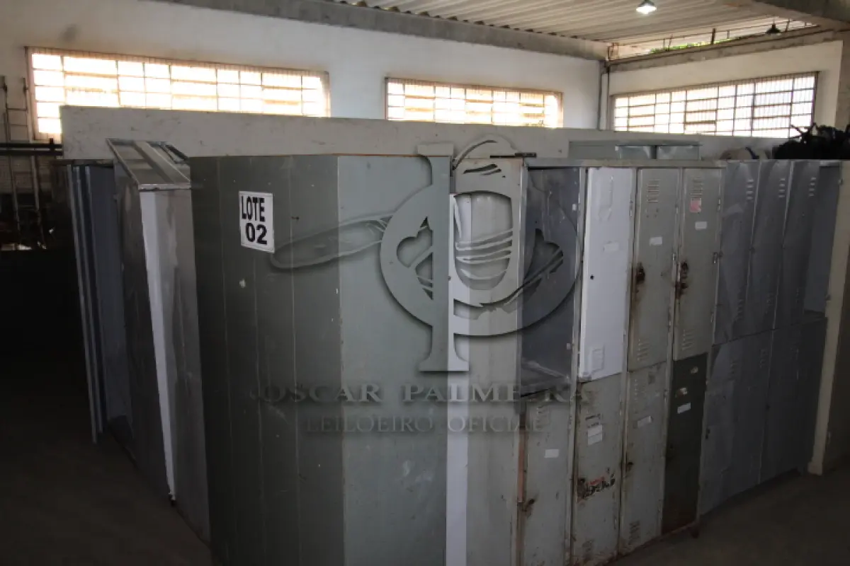 LOTE 002 - DIVERSOS MATERIAIS DE ESCRITÓRIO COMPOSTO DE: ESTANTES EM AÇO, ARMÁRIOS EM AÇO, ARMÁRIOS TIPO GUARDA ROUPAS EM AÇO