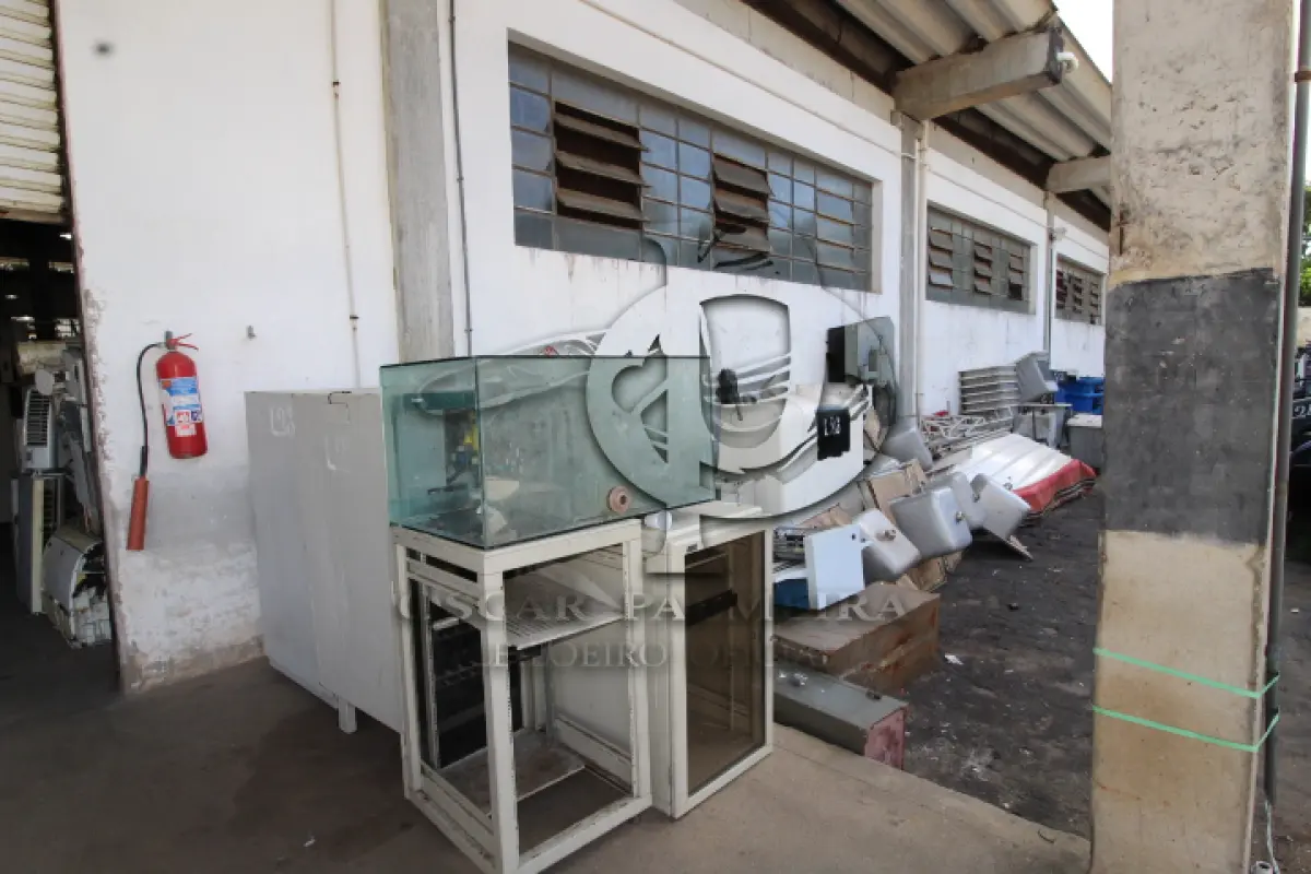 LOTE 023 - DIVERSOS MATERIAIS DE USO DIVERSOS COMPOSTO DE: RACK EM METAL, COFRES, PIAS INOX, BATEDEIRA DE BOLO TIPO INDUSTRIAL, MESA PARA DESENHO, CARRO PARA TRANSPORTE DE MATERIAL, CONTAINERES PLÁSTICOS, CAPELA PARA EXAUSTÃO DE GASES, AQUÁRIO, BATERIAS PARA NO BREAK, PRANCHAS, BARCO, CARRO PARA COLETA DE ROUPA, ARMAÇÃO EM FERRO PARA TOLDO