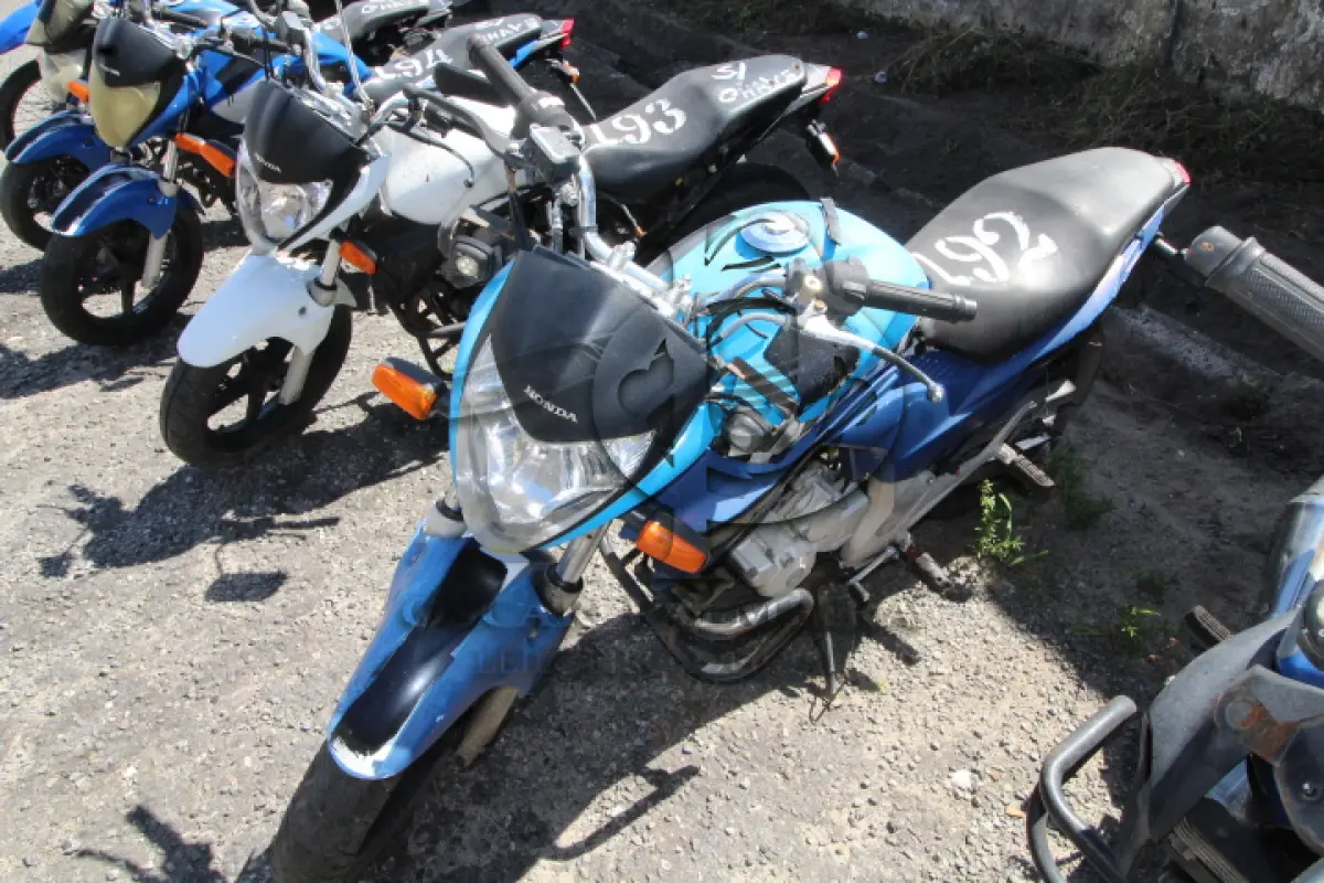 LOTE 092 - VEÍCULO; MARCA/MODELO: HONDA/CB 300R FAB/MOD: 2012/2012 PLACA: OLB8001 CHASSI: 9C2NC4310CR070367