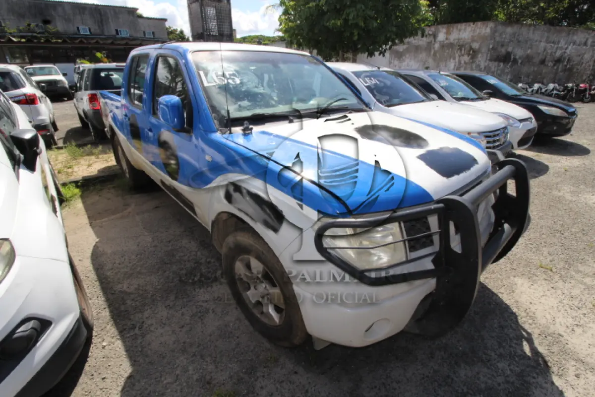 LOTE 065 - VEÍCULO; MARCA/MODELO: NISSAN/FRONTIER XE 4X2 FAB/MOD: 2012/2013 PLACA: OKI1181 CHASSI: 94DVCGD40DJ264189