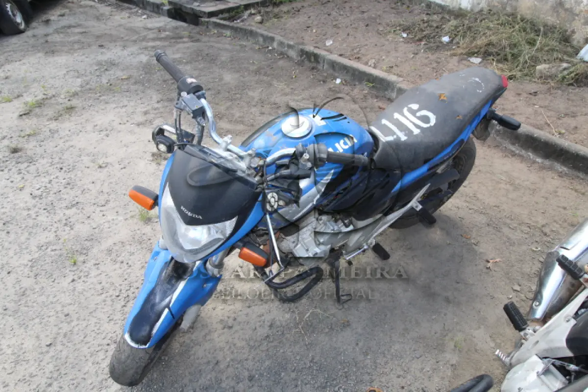 LOTE 116 - VEÍCULO; MARCA/MODELO: HONDA/CB 300R FAB/MOD: 2012/2012 PLACA: OLA8964 CHASSI: 9C2NC4310CR074051