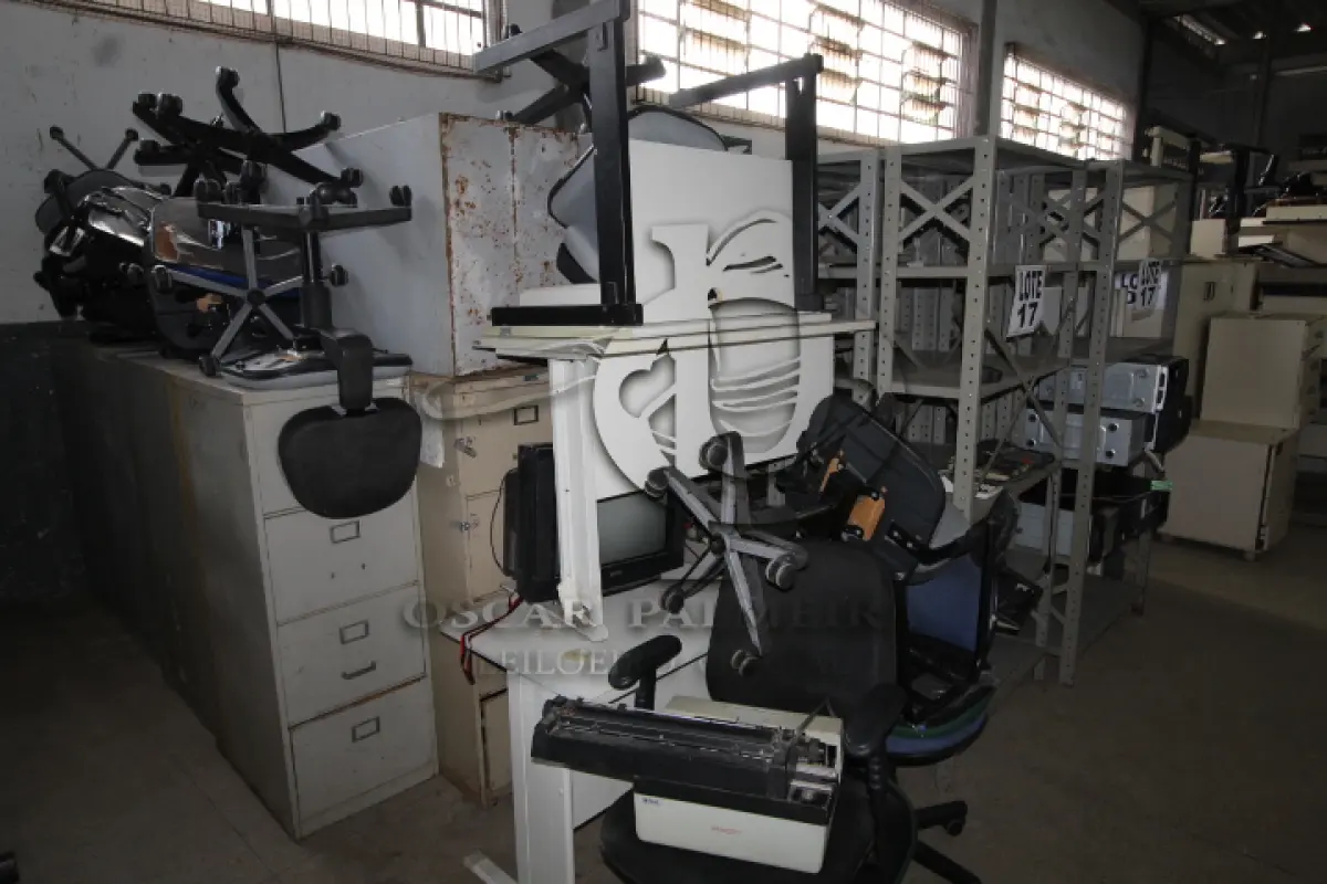 LOTE 017 - DIVERSOS MATERIAIS DE ESCRITÓRIO COMPOSTO DE: ESTANTES EM AÇO, ARQUIVOS EM AÇO, CADEIRAS, MESAS EM MADEIRA, TELEVISOR, CONEXÕES PARA MESA DE ESCRITÓRIO, ARMÁRIOS EM AÇO, CALCULADORAS, CPU'S, MÁQUINAS DE ESCREVER