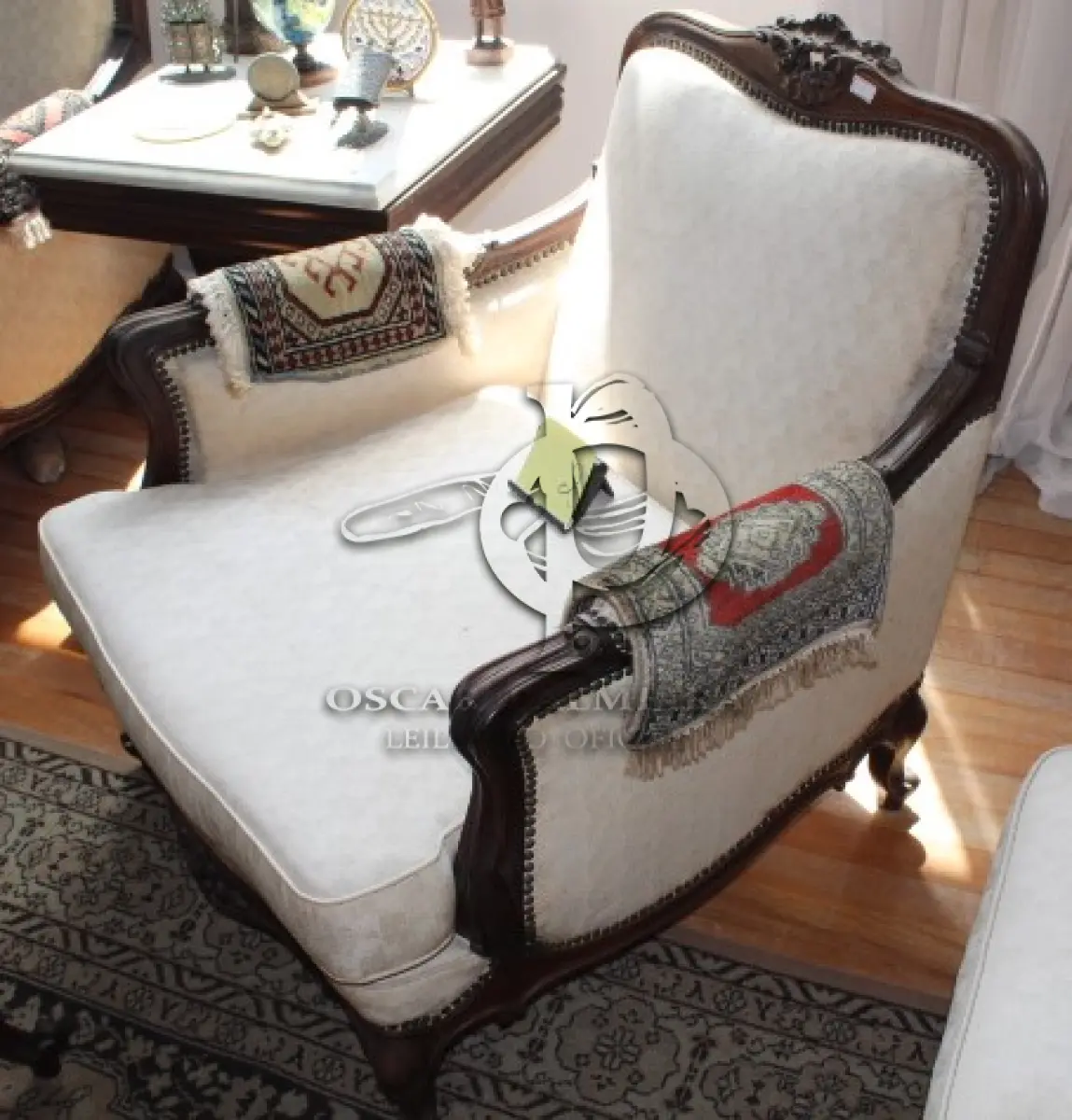 LOTE 002 - POLTRONA