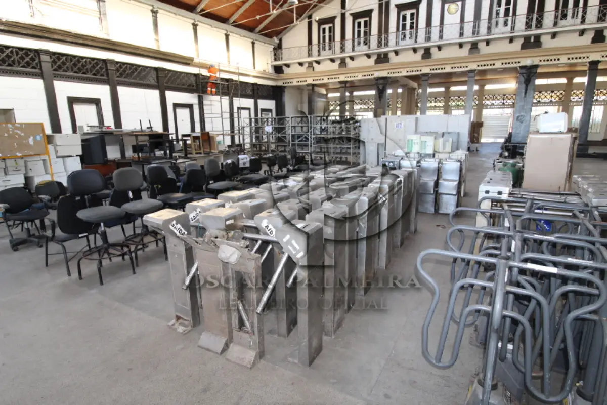 LOTE 002 - DIVERSOS MATERIAIS DE ESCRITÓRIO COMPOSTO DE: CATRACAS, MESAS PARA COMPUTADOR, CADEIRAS FIXAS E GIRATÓRIAS, REFRIGERADORES, FOGÕES, BOTIJÕES, BEBEDOUROS, PURIFICADORES DE ÁGUA, APARELHOS TELEFÔNICOS, RACK DE FERRO, QUADROS DE AVISO, MESAS PARA ESCRITÓRIO, ARMÁRIOS EM MADEIRA, GAVETEIROS EM MADEIRA, BANCOS EM MADEIRA, BAÚ EM MADEIRA, TELEVISOR, CAFETEIRAS, FORNOS DE MICROONDAS, PORTA PASTAS SUSPENSAS DE FERRO