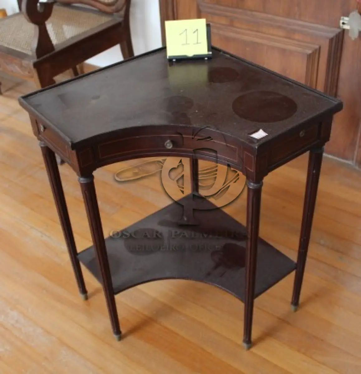 LOTE 011 - MESA DE CANTO