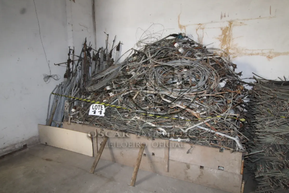 LOTE 011 - DIVERSOS MATERIAIS DE COBRE/FERRO COMPOSTO DE:  SUCATA DE FERRO, SUCATA DE COBRE