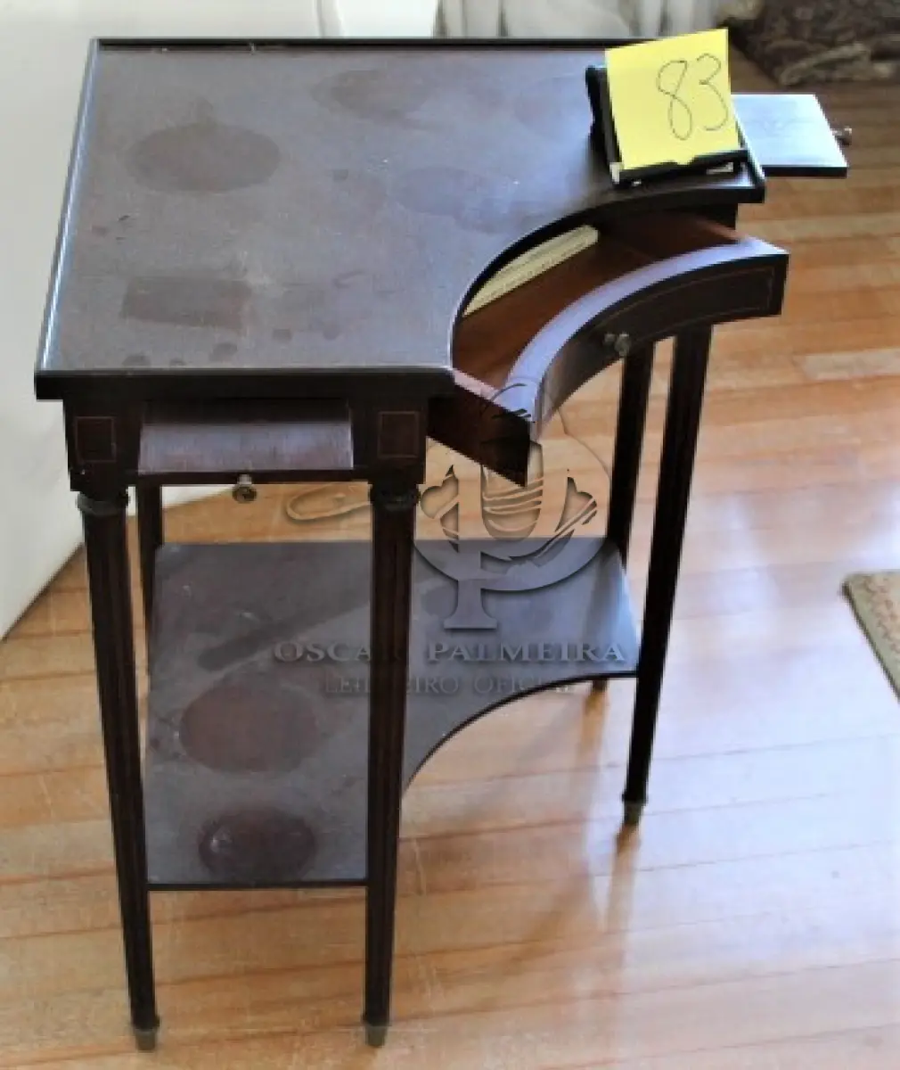 LOTE 083 - MESA DE CANTO