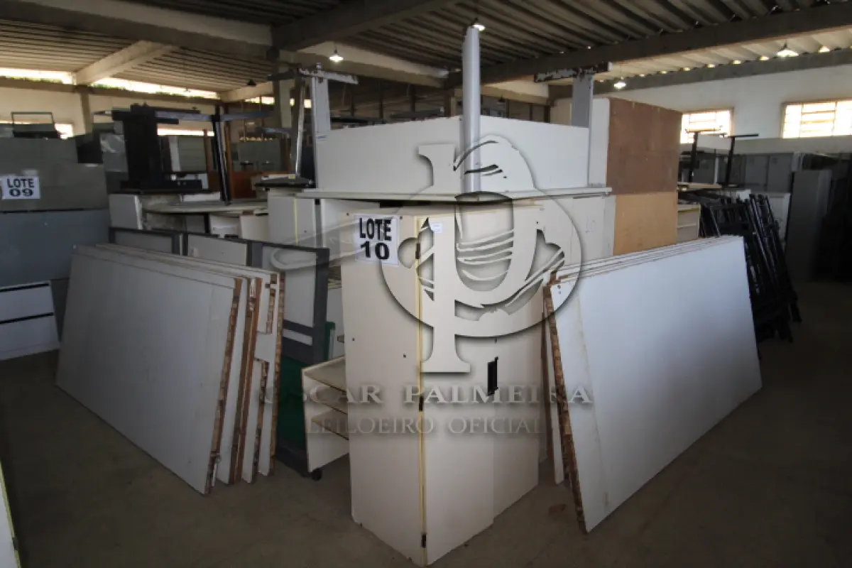 LOTE 010 - DIVERSOS MATERIAIS DE ESCRITÓRIO COMPOSTO DE: ARMÁRIOS EM MADEIRA, DIVISÓRIAS, GAVETEIROS EM MADEIRA, MESAS PARA ESCRITÓRIO, BELICHES EM AÇO, QUADROS BRANCO, MESAS PARA ESCRITÓRIO, MESAS PARA COMPUTADOR, PORTAS EM MADEIRA