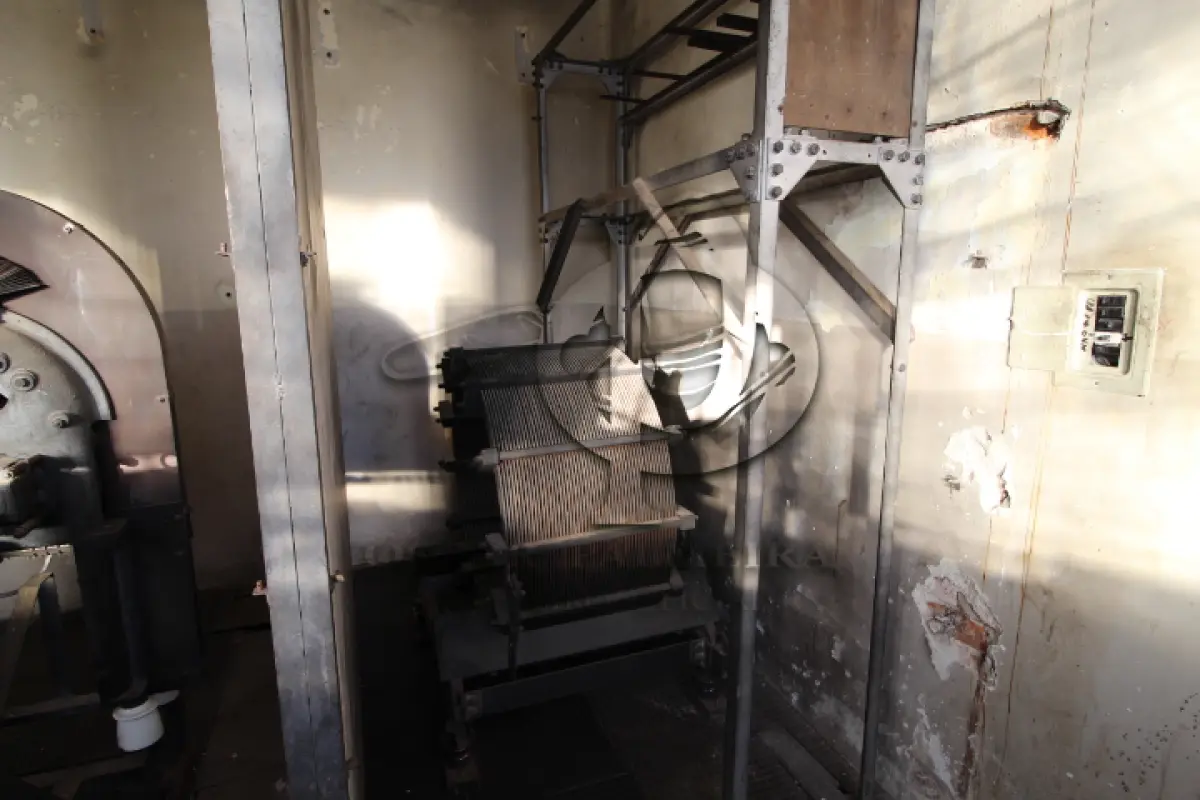 LOTE 004 - DIVERSOS MATERIAIS DE FERRO COMPOSTO DE:  TRANSFORMADORES, DISJUTORES, PAINEIS DE CONTROLE, ESTANTE RETIFICADORA, BOBINAS, FERROS DIVERSOS