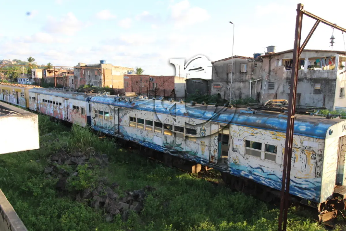 LOTE 002 - DIVERSOS MATERIAIS DE FERRO COMPOSTO DE:  02 VAGÕES DE TREM PARA PASSAGEIROS