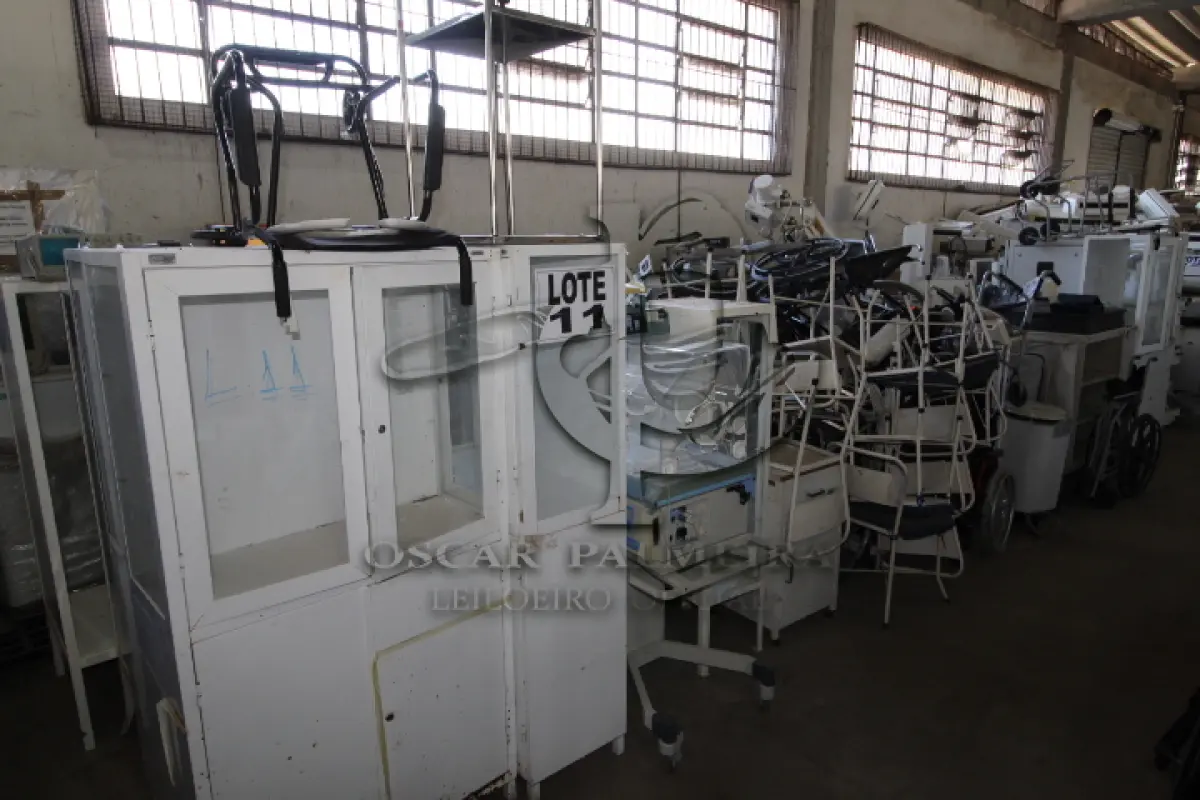 LOTE 011 - DIVERSOS MATERIAIS HOSPITALARES COMPOSTO DE: FOCOS DE LUZ, TENSIOMETROS, BALANÇAS, CADEIRAS DE RODAS, RELÓGIOS PARA LABORATÓRIOS, AUTOCLAVES, SISTEMA DE COMPRESSÃO PARA AUXÍLIO AO RETORNO VENOSO, APARELHOS NEGATOSCÓPIO, ASPIRADOR CIRÚRGICO, OXIMETROS DE PULSO, OSCILOSCÓPIOS ANALÓGICOS, CARROS DE RAIO X, NEGATOSCÓPIOS, APARELHO DE HEMODIÁLISE, POLTRONA PARA HEMODIÁLISE, BERÇOS, CENTRÍFUGA, CARRO DE ANESTESIA, MONITORES PARA MONITORIZAÇAO DE PACIENTE, CAIXAS CIRUÚRGICAS, ARMÁRIOS VITRINE, CADEIRAS DE BANHO, APARELHO DE ULTRA-SOM, MONITOR MULTIPARAMETRICO, MESA HOSPITALAR AUXILIAR