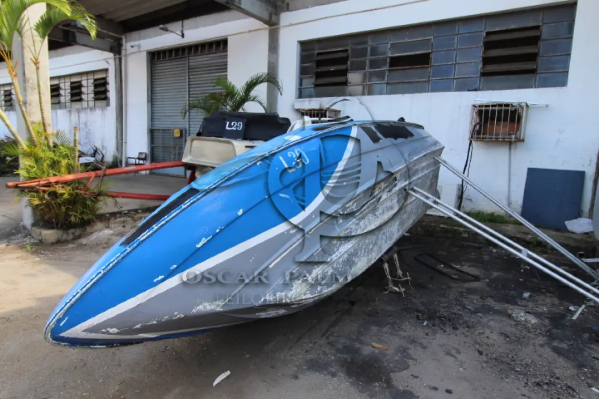 LOTE 030 - DIVERSOS MATERIAIS DE USO DIVERSOS COMPOSTO DE: SUCATA DE LANCHA PARA PATRULHAMENTO AQUÁTICO