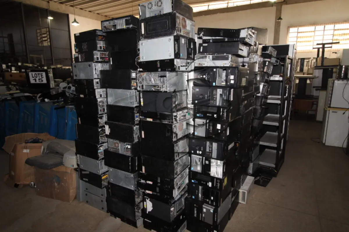 LOTE 015 - DIVERSOS MATERIAIS ELTRÔNICOS COMPOSTO DE: TELEVISORES, MONITORES, APARELHOS DE DVD, ESTABILIZADORES, CPU’S, RETROPROJETORES, APARELHOS DE FAX, IMPRESSORAS, ESTAÇÕES DE RÁDIO, RÁDIOS TRANSCEPTORES MÓVEIS, SWITCH'S, FILMADORAS, FRAGMENTADORAS, ESTAÇÃO REPETIDORA, FONTES DE ALIMENTAÇÃO, SCANNERES, MICROFONES, PROJETORES MULTIMÍDIA